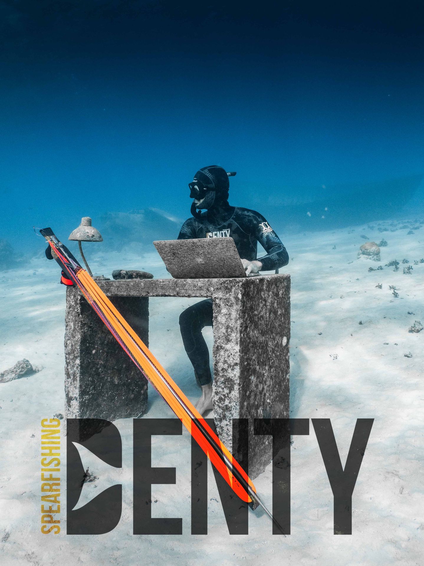 Image montrant un pecheur sous-marin dans l'eau assis sur un bureau mimant le fait de travailler